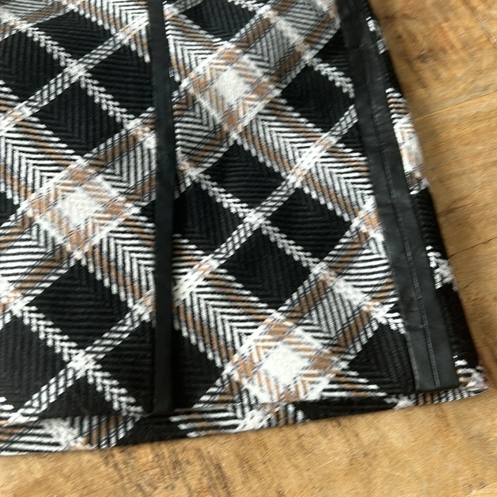 White House Black Market Black and White Plaid Skirt - Picture 3 of 8